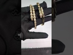 Serpenti Viper single-coil 18 kt bracelete de ouro amarelo com diamantes pavé na cabeça e na cauda