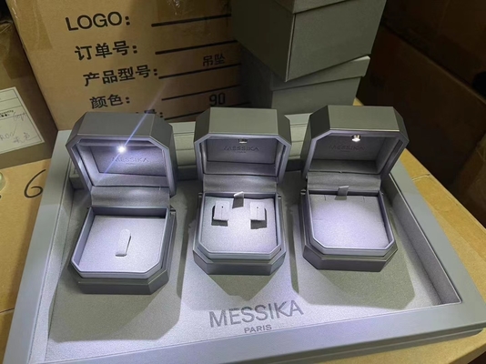 Latch Closed custom jewelry packaging Traditional Contemporary Style