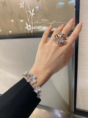 Bezel Setting Van Cleef Jewelry Luxurious Style With Diamond Stone Wedding Jewelry 18k Gold