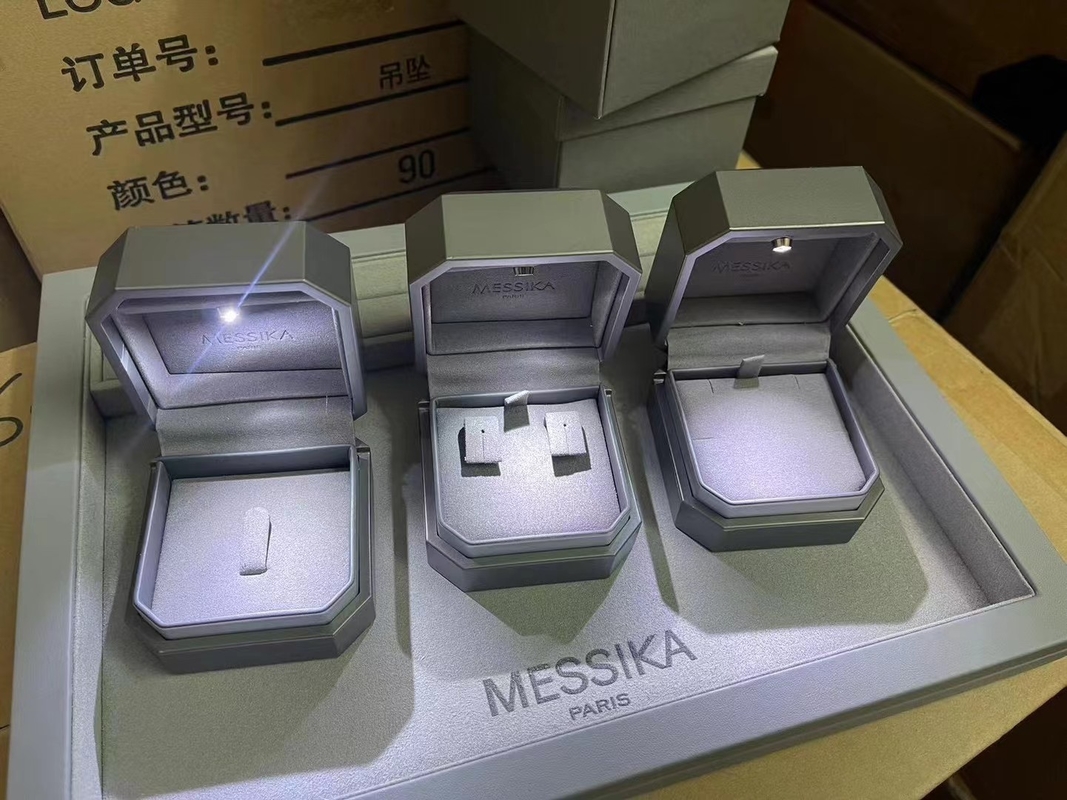Latch Closed custom jewelry packaging Traditional Contemporary Style