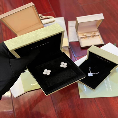 Diamond Jewelry luxuoso personalizado HK que ajusta a fábrica dos fabricantes da joia
