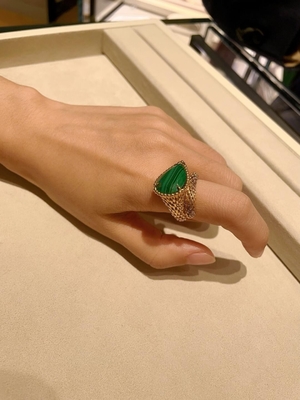 Um anel de diamantes de ouro unisex 18K para a sua coleção de joias de luxo com e competitivo