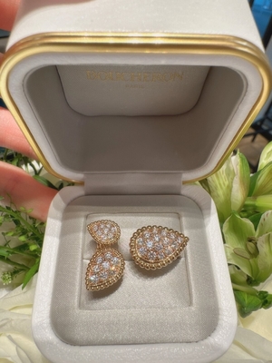 Um luxuoso anel de ouro de 18 quilates perfeito para ocasiões especiais.