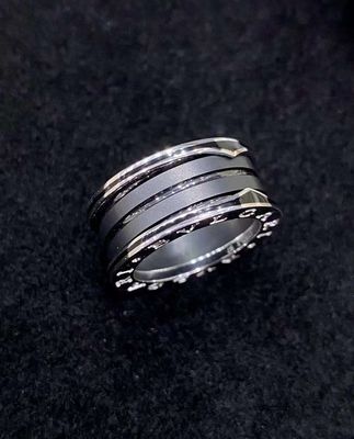 Anel de jóias de luxo de ouro de 18 quilates com dois laços de ouro branco de 18 quilates e uma espiral de cerâmica preta