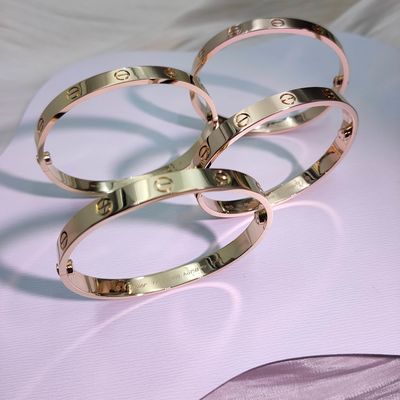 Pulseira LOVE modelo clássico em ouro 18K, tamanho médio, largura de 6,1 mm, sistema de fecho original com dois parafusos e chave de fenda
