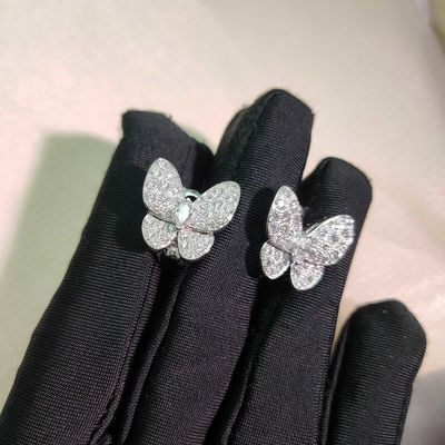 Brincos de Borboleta Dupla Personalizados em Ouro Branco 18K com Diamantes e Detalhes Florais