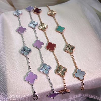Brincos de joias de diamantes em ouro 18K luxuosos que realçam o estilo pessoal com brilho excepcional